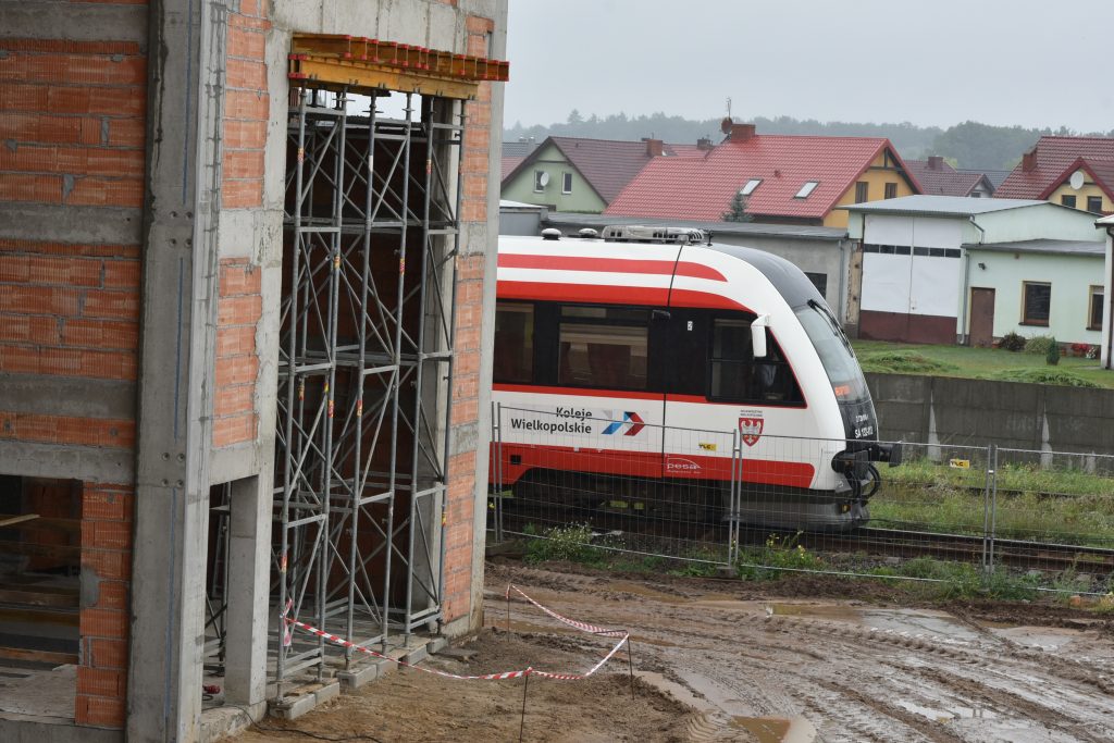 Pociąg Kolei Wielkopolskich na tle budowy PUT w Wągrowcu